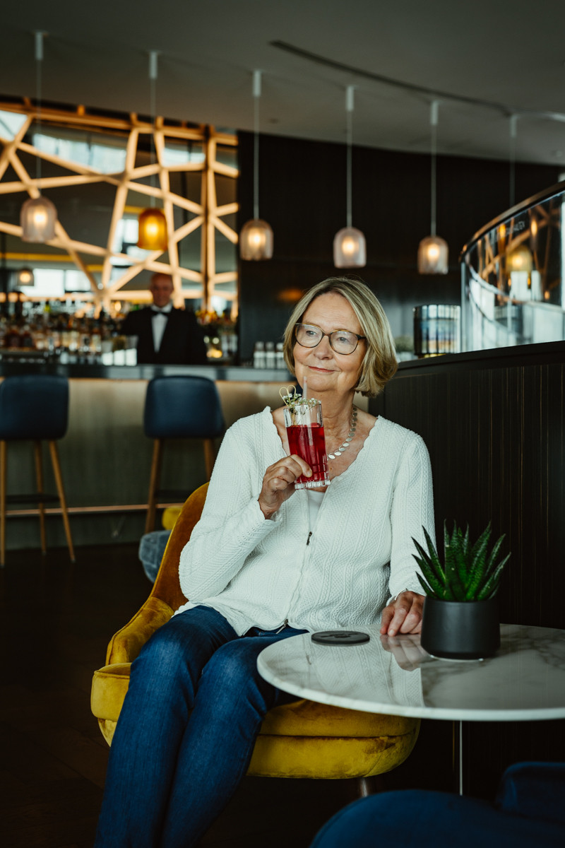 Image 6: an der Hotelbar mit Kirsten Boie