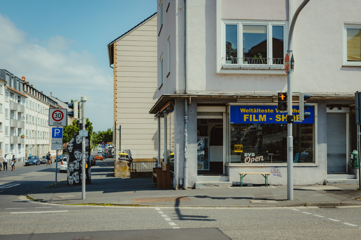 Image 7: DVD Shops